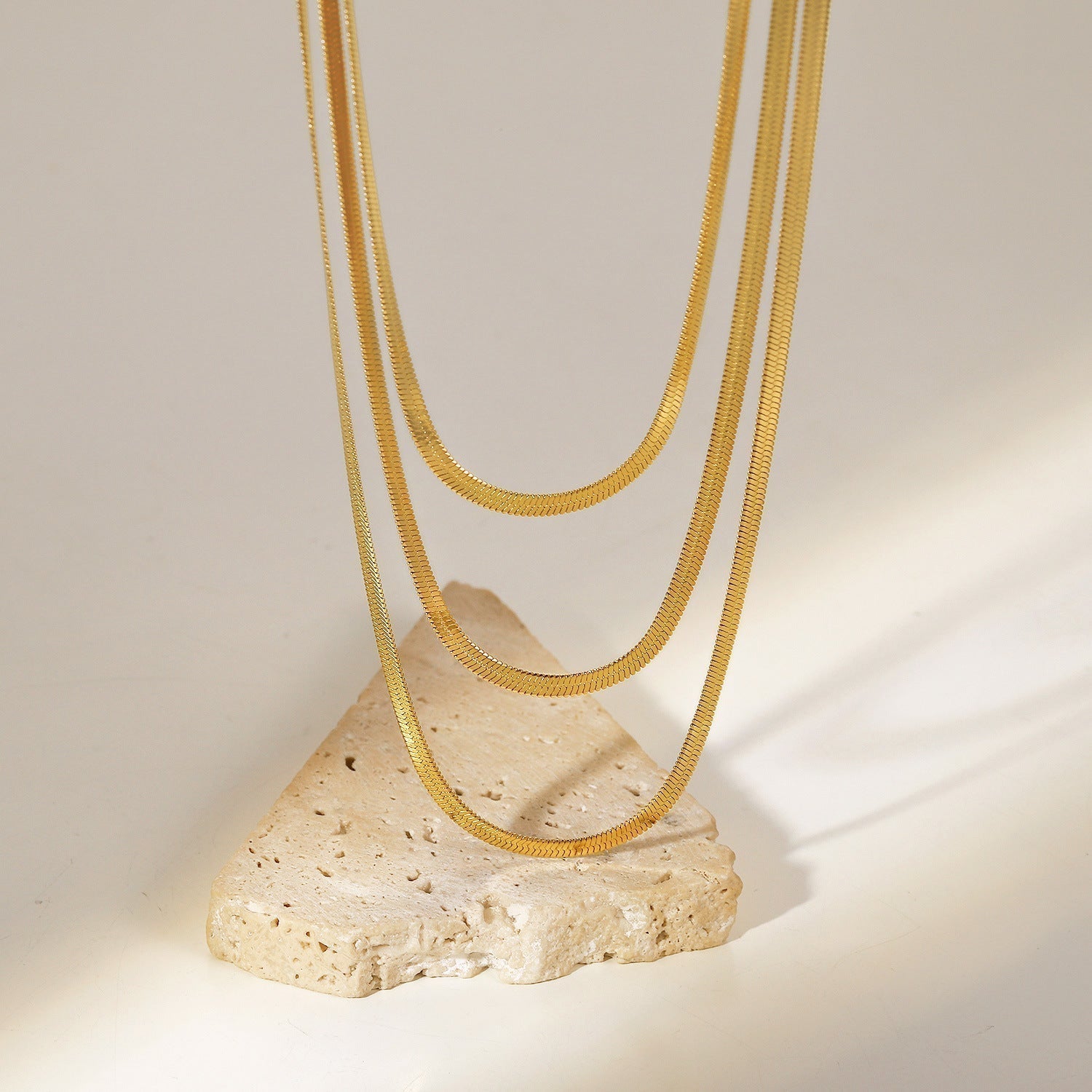 Collar dorado en capas delicado - Raúl & Sara Madrid