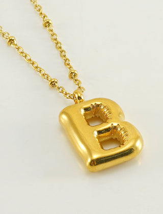 Collar dorado con charm de inicial - Raúl & Sara Madrid
