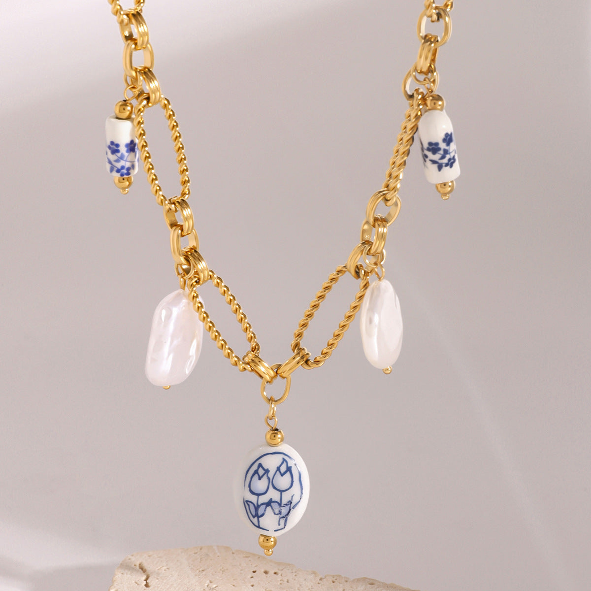 Collar de oro con adornos de piedra. - Raúl & Sara Madrid