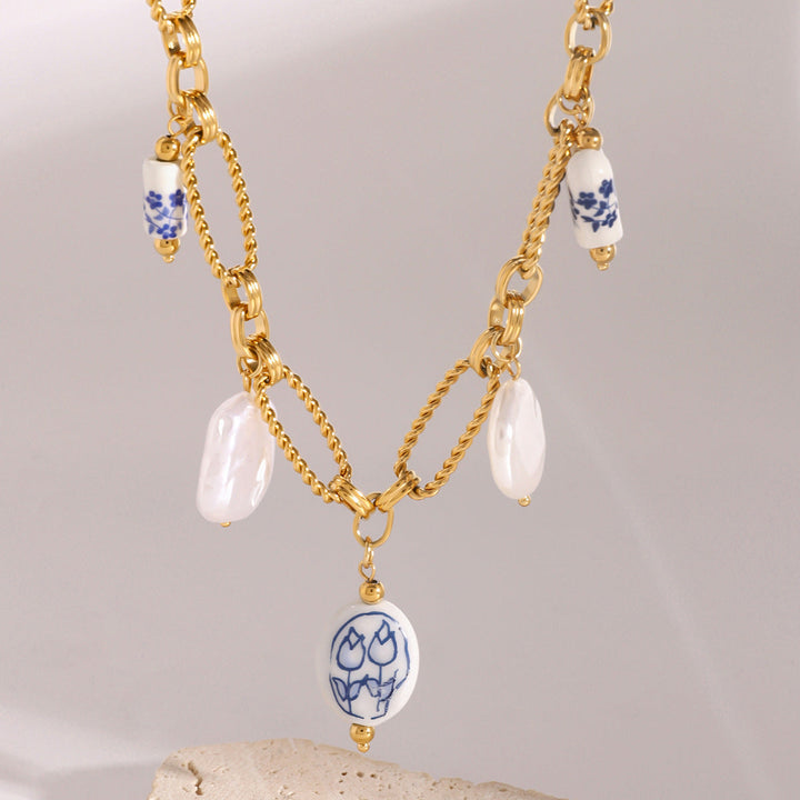 Lena – Collar dorado con gemas brillantes.