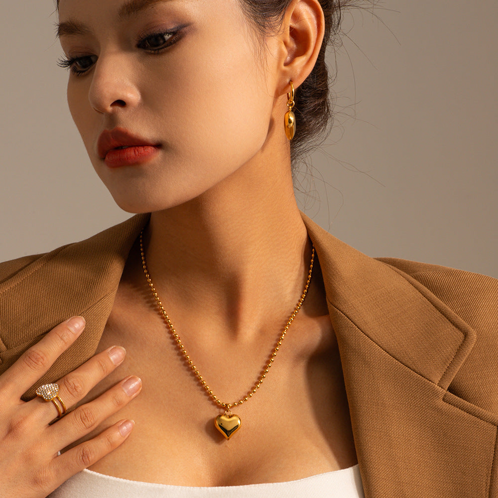 Collar dorado con colgante moderno - Raúl & Sara Madrid