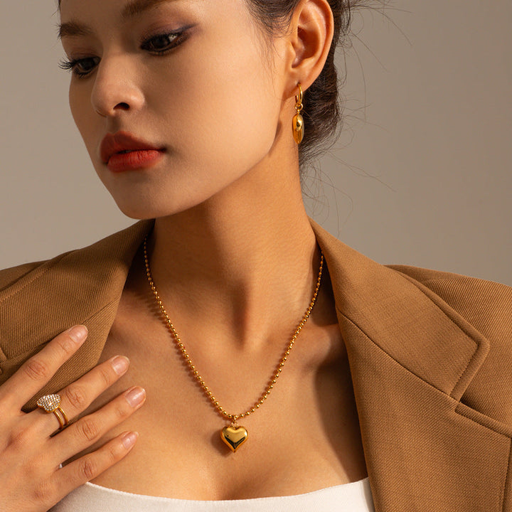 Amalia – Collana dorata con pendente moderno