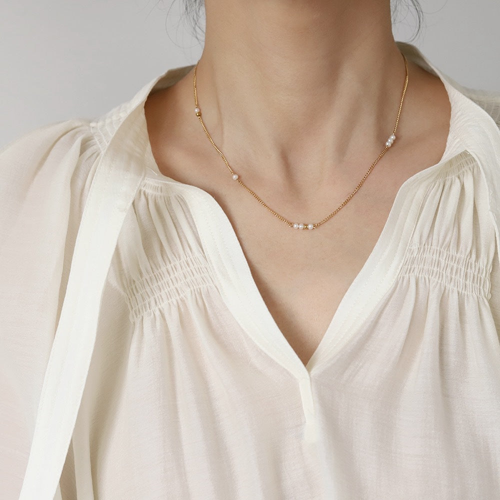 Rosa - Collar Delgado Dorado en Estilo Clásico