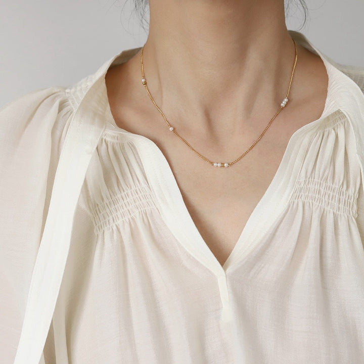 Rosa - Collar Delgado Dorado en Estilo Clásico