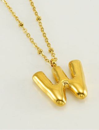 Collar dorado con charm de inicial - Raúl & Sara Madrid