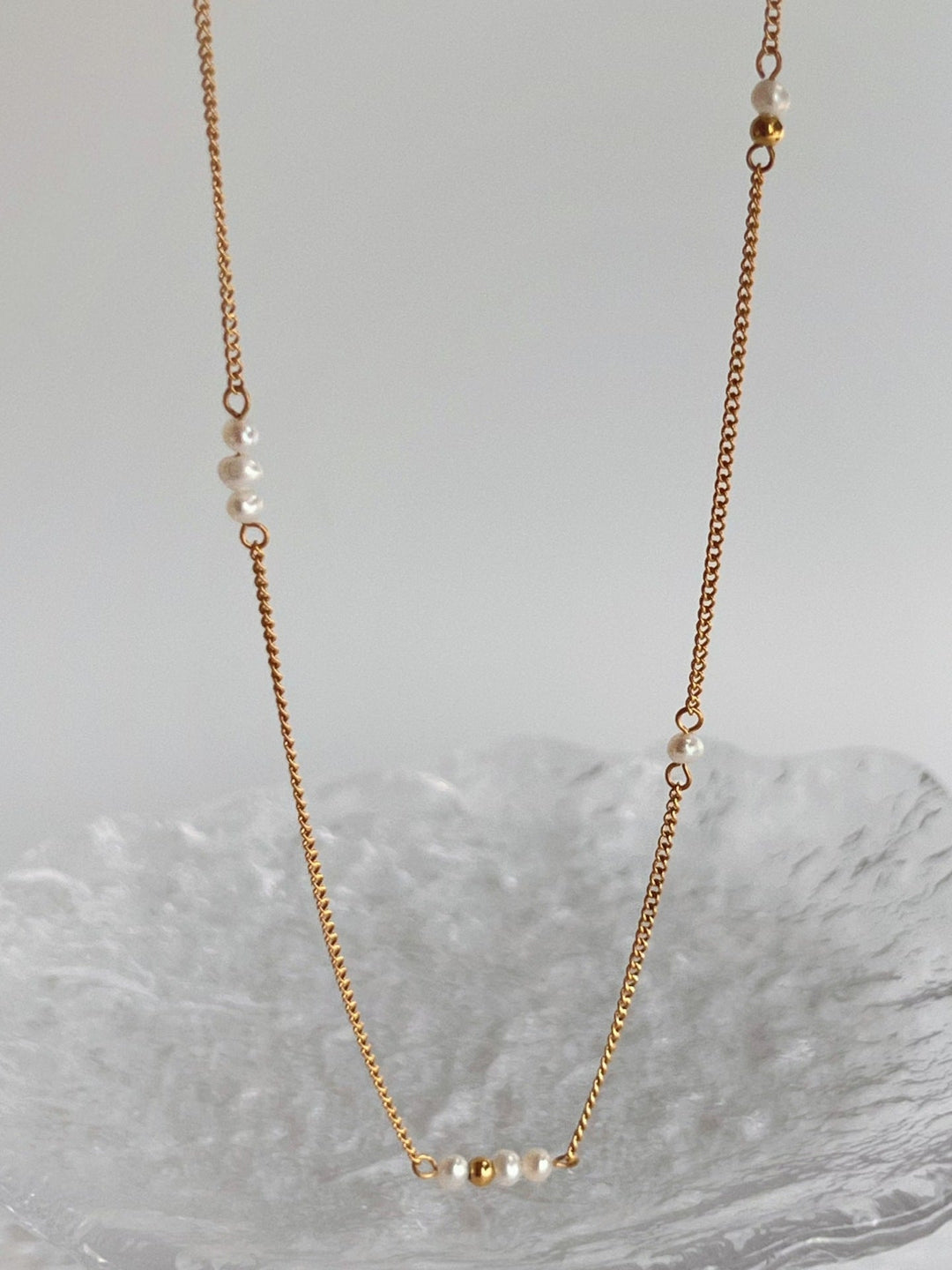 Rosa - Collar Delgado Dorado en Estilo Clásico