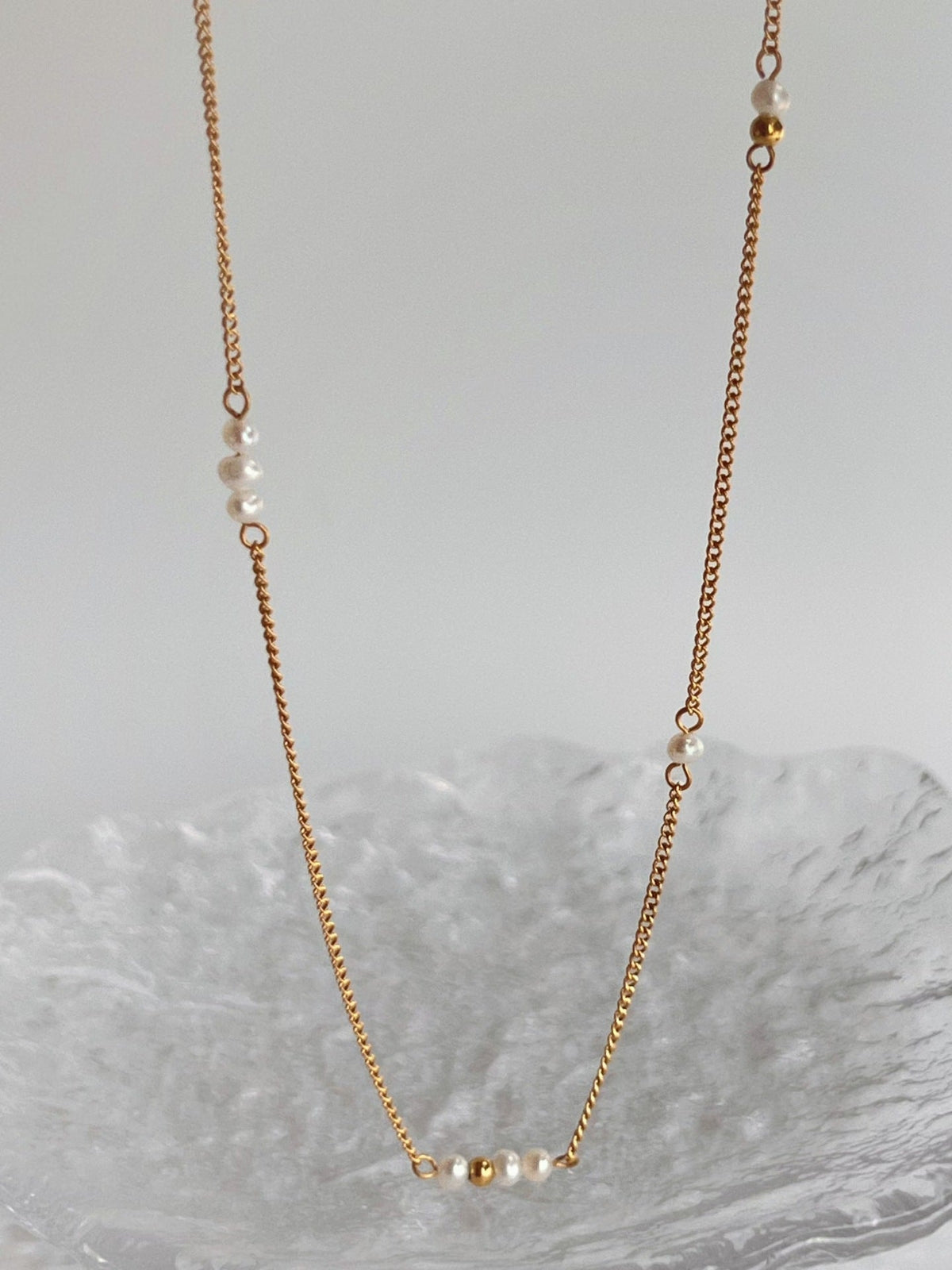 Collar delgado dorado en estilo clásico - Raúl & Sara Madrid