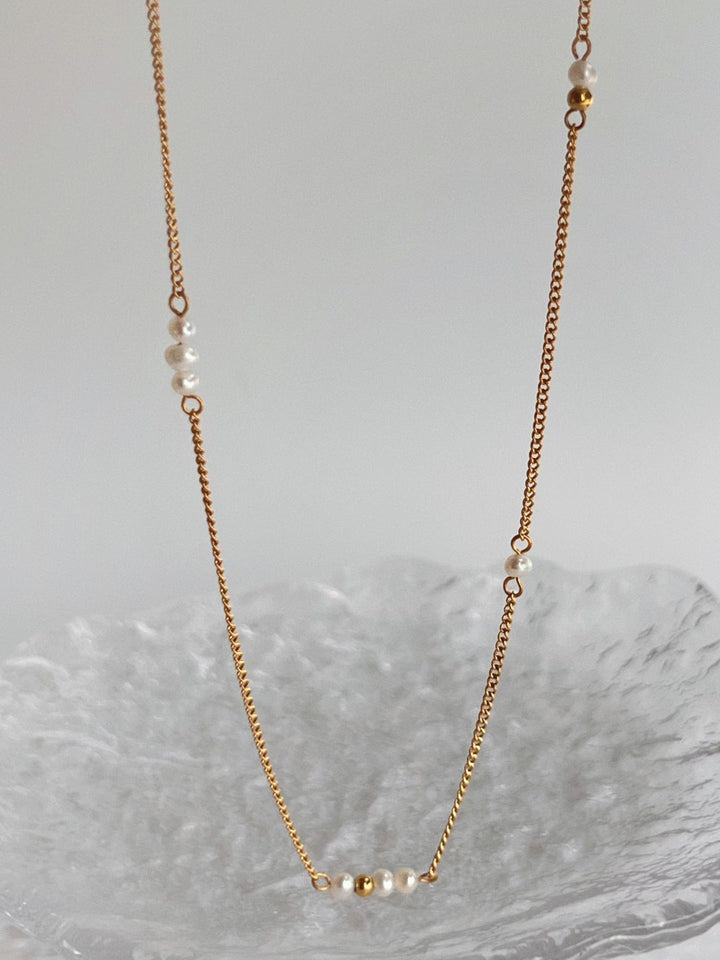 Rosa - Collar Delgado Dorado en Estilo Clásico