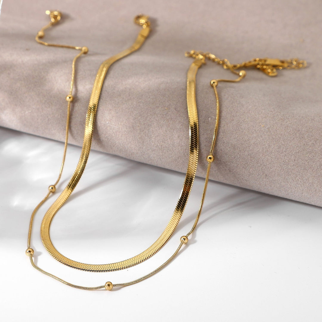 Klara – Collar Doble Capa Dorado con Brillo Moderno