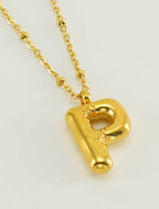 Collar dorado con charm de inicial - Raúl & Sara Madrid