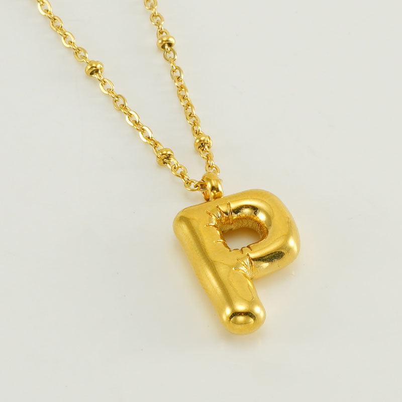 Irena – Collar dorado con charm de inicial