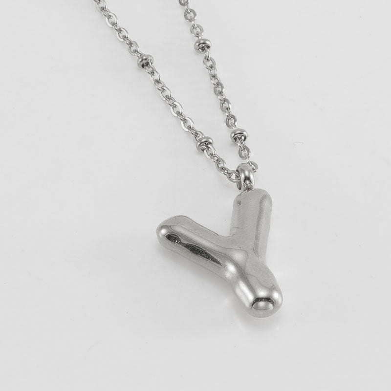 Irena – Collar dorado con charm de inicial