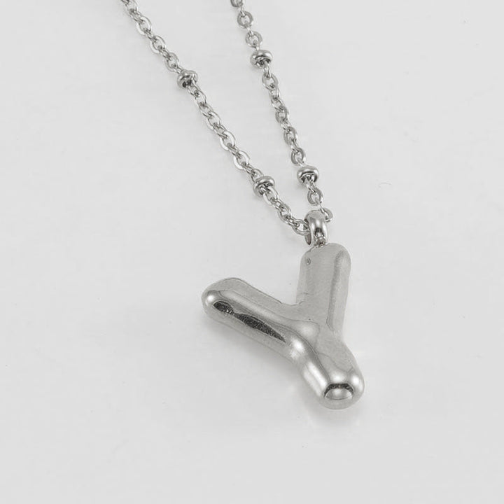 Irena – Collar dorado con charm de inicial