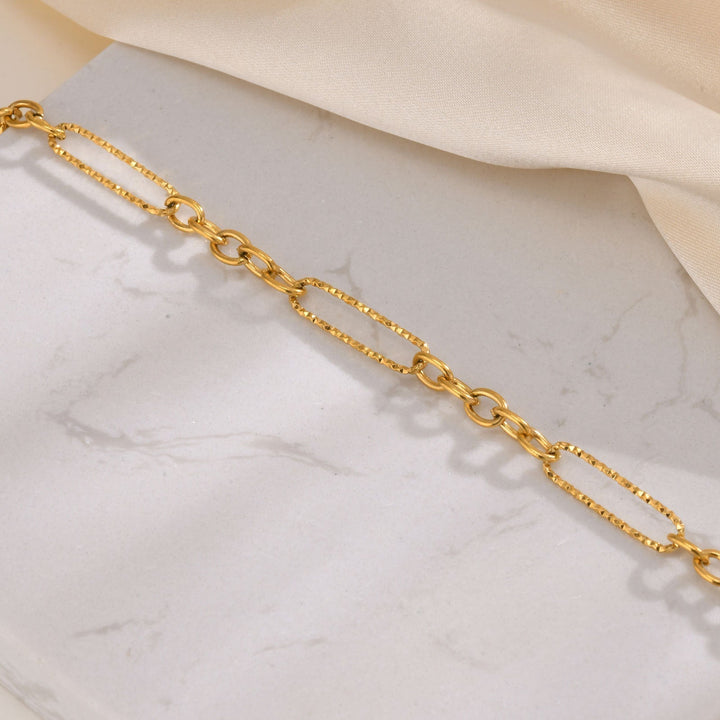 Johanka – Cadena dorada con diseño elegante