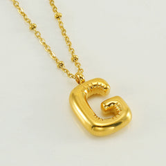 Collar dorado con charm de inicial - Raúl & Sara Madrid
