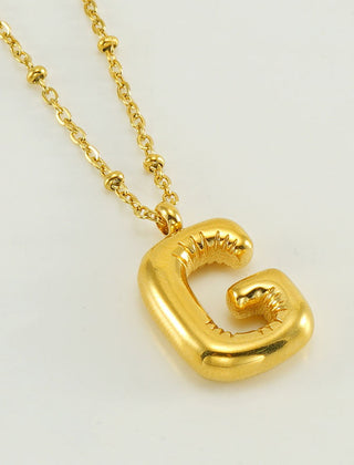 Collar dorado con charm de inicial - Raúl & Sara Madrid