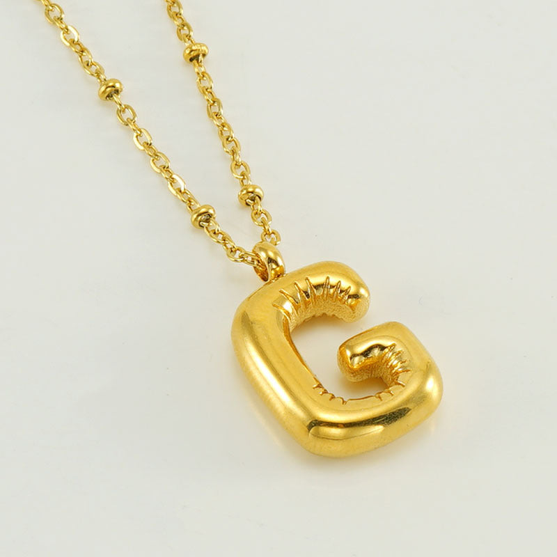 Irena – Collar dorado con charm de inicial