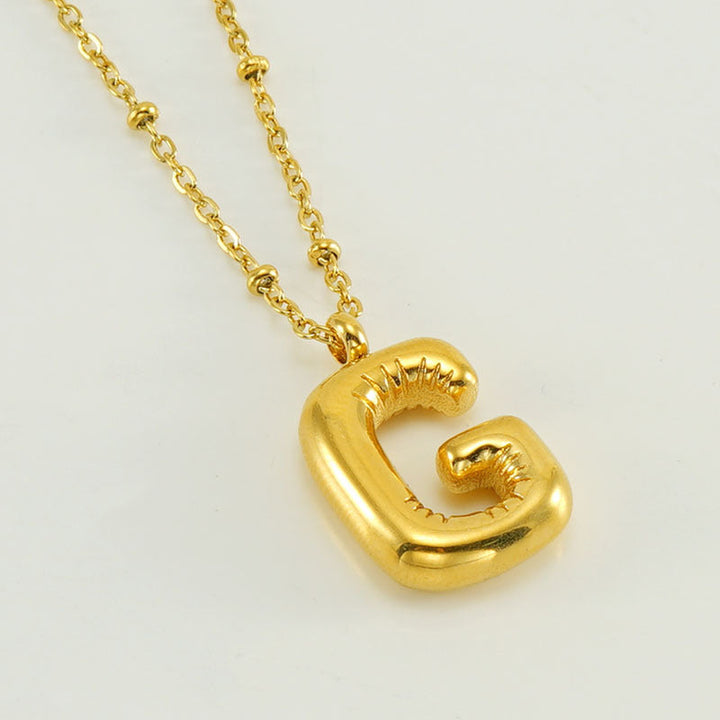 Irena – Collar dorado con charm de inicial