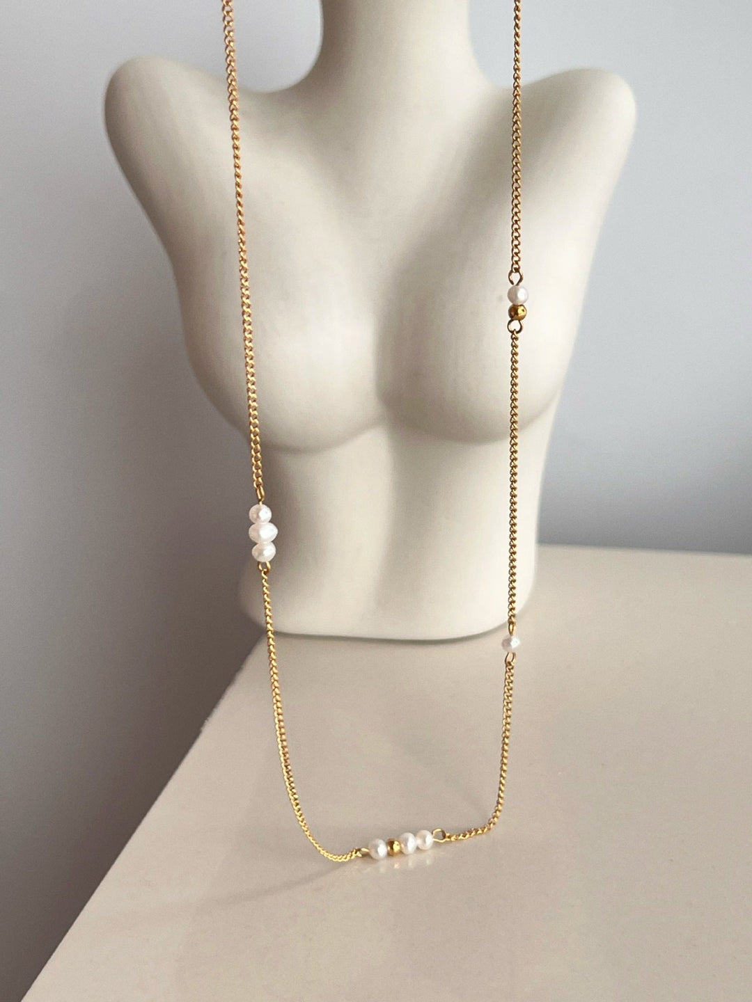 Rosa - Collar Delgado Dorado en Estilo Clásico