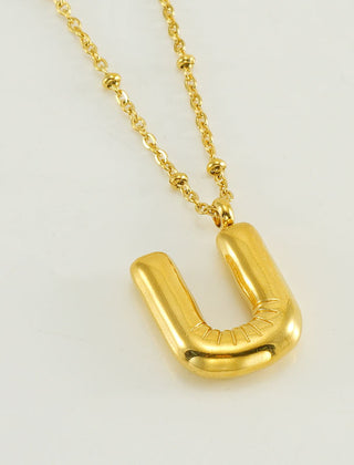 Collar dorado con charm de inicial - Raúl & Sara Madrid