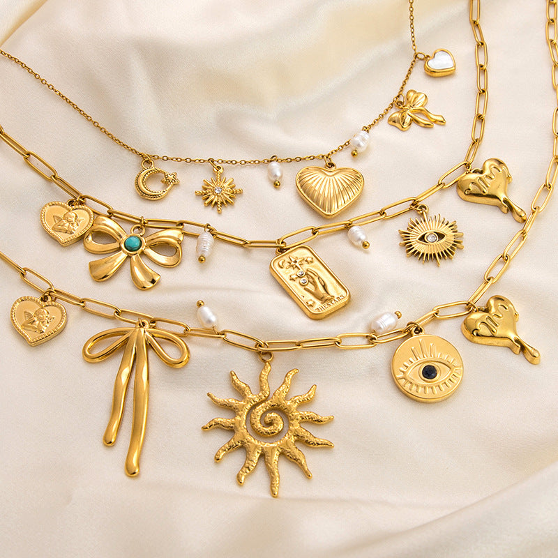 Collar dorado delicado con pequeños colgantes - Raúl & Sara Madrid