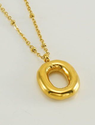 Collar dorado con charm de inicial - Raúl & Sara Madrid