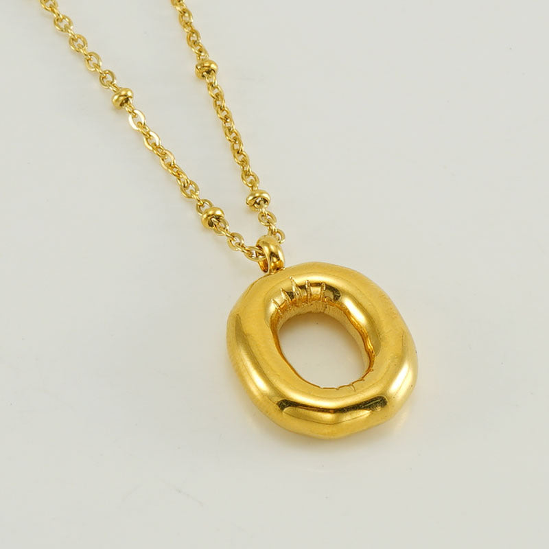 Irena – Collar dorado con charm de inicial