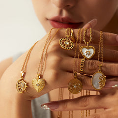 Collar dorado con encantos simbólicos - Raúl & Sara Madrid