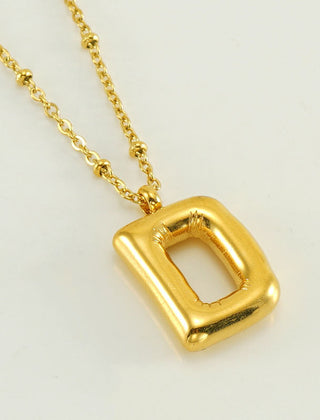 Collar dorado con charm de inicial - Raúl & Sara Madrid