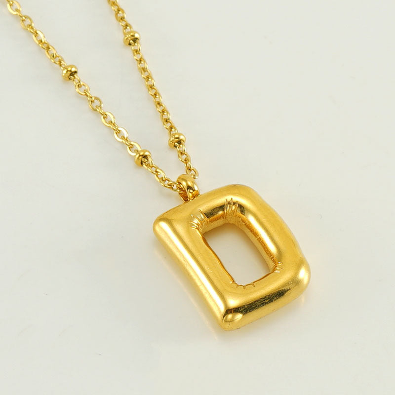 Irena – Collar dorado con charm de inicial