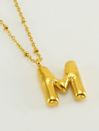 Collar dorado con charm de inicial - Raúl & Sara Madrid