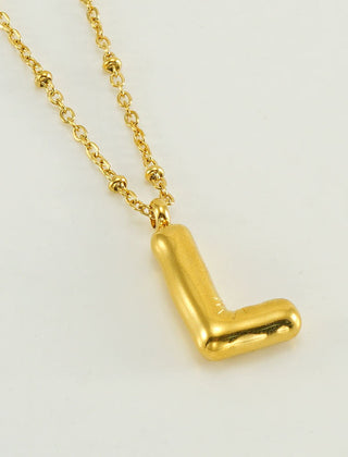 Collar dorado con charm de inicial - Raúl & Sara Madrid