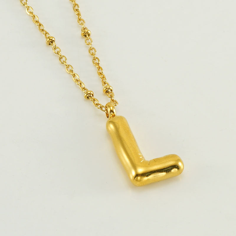 Irena – Collar dorado con charm de inicial