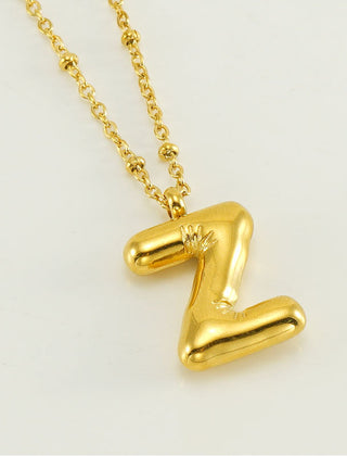 Collar dorado con charm de inicial - Raúl & Sara Madrid