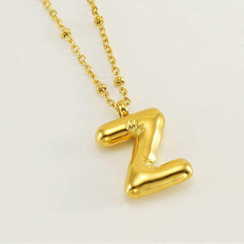 Irena – Collar dorado con charm de inicial