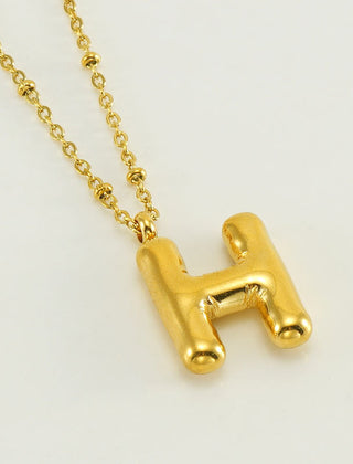 Collar dorado con charm de inicial - Raúl & Sara Madrid