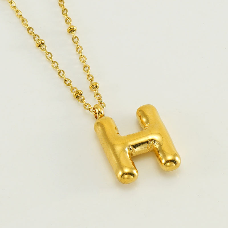 Irena – Collar dorado con charm de inicial