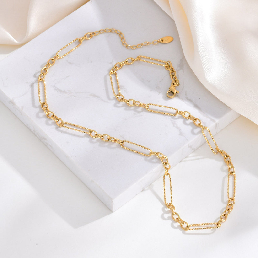 Johanka – Cadena dorada con diseño elegante