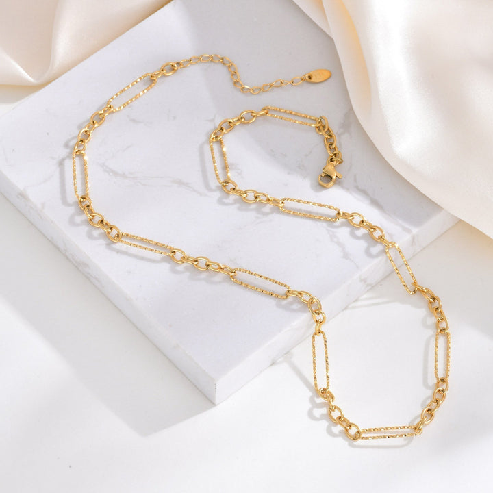 Johanka – Cadena dorada con diseño elegante