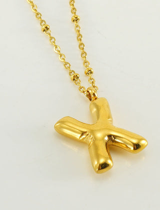 Collar dorado con charm de inicial - Raúl & Sara Madrid