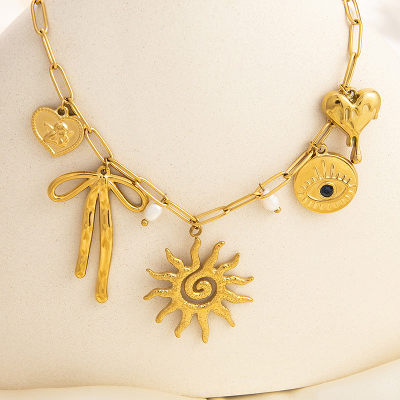 Collar dorado delicado con pequeños colgantes - Raúl & Sara Madrid