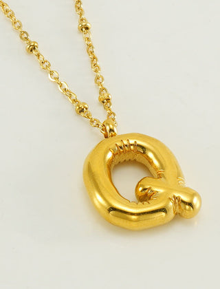 Collar dorado con charm de inicial - Raúl & Sara Madrid