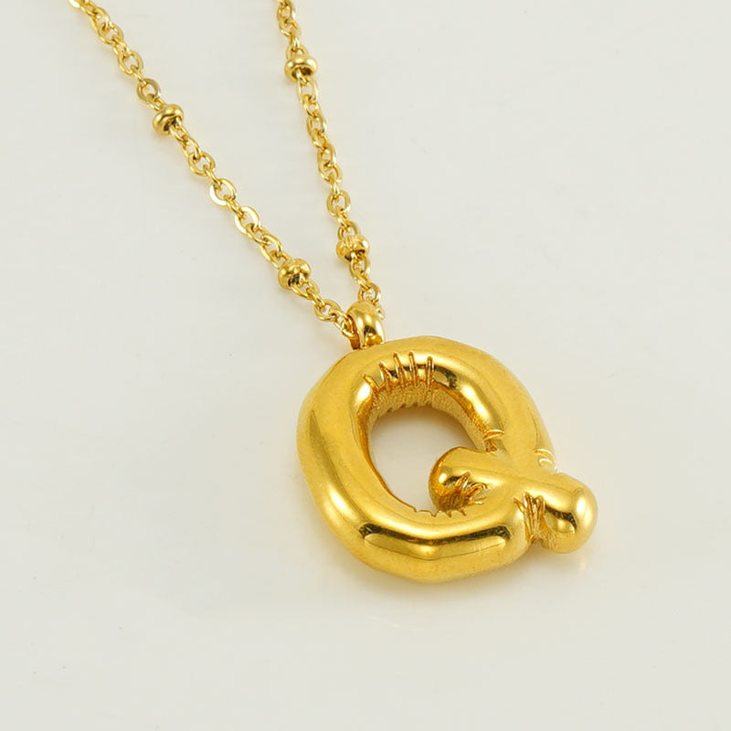 Irena – Collar dorado con charm de inicial