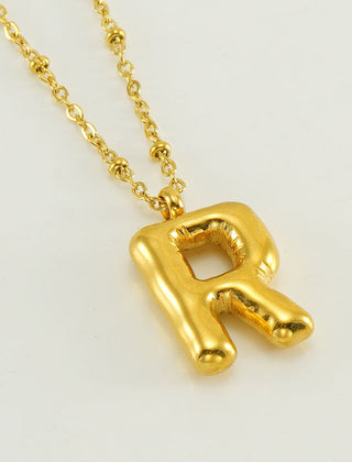 Collar dorado con charm de inicial - Raúl & Sara Madrid