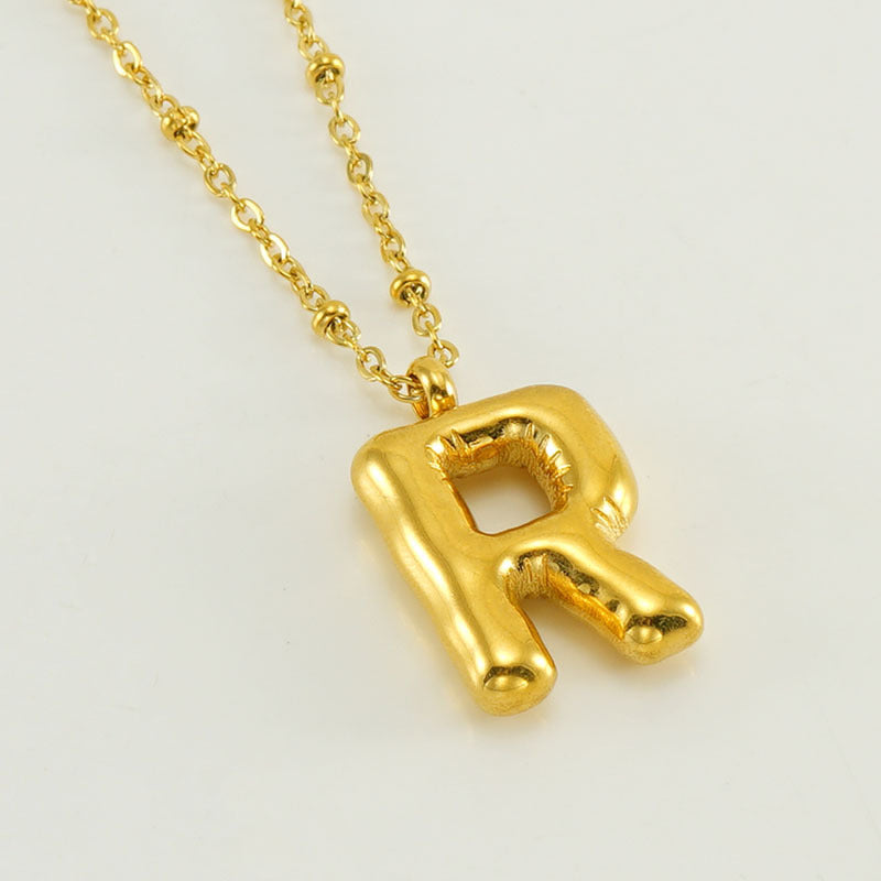 Irena – Collar dorado con charm de inicial