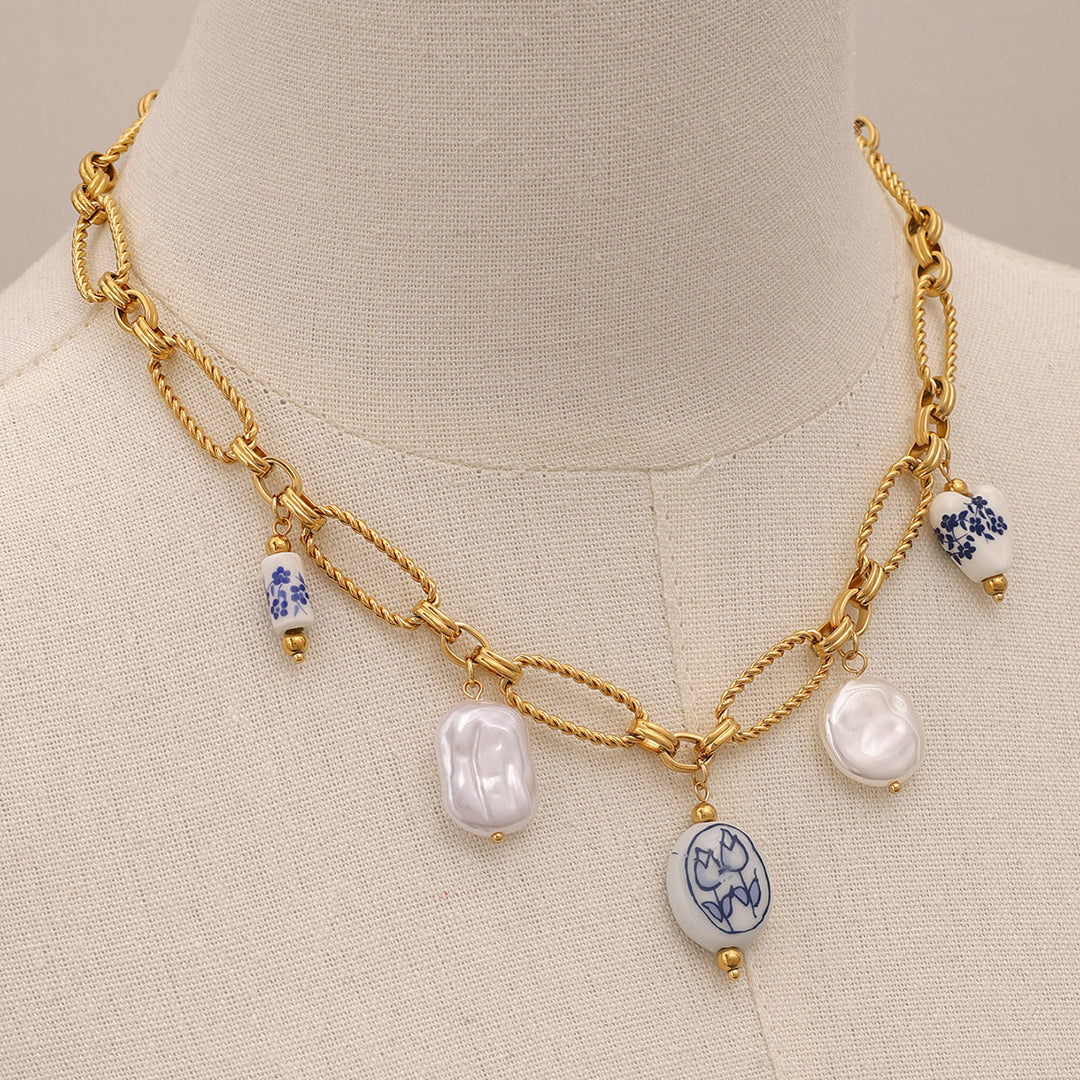 Lena – Collar dorado con gemas brillantes.