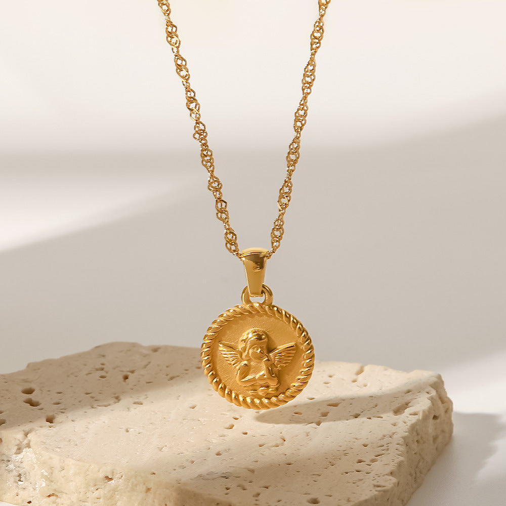 Alzbeta – Collar de oro con delicados colgantes simbólicos.