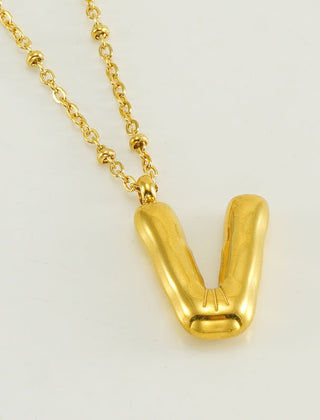 Collar dorado con charm de inicial - Raúl & Sara Madrid