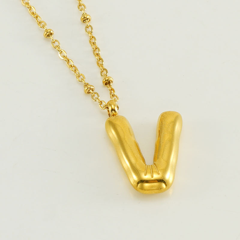 Irena – Collar dorado con charm de inicial