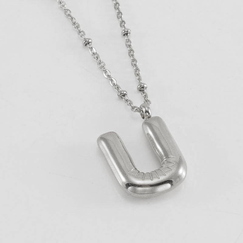 Irena – Collar dorado con charm de inicial